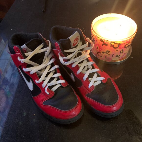 Nike Kids Red and Black Sneakers 1Y - Picture 1 of 5